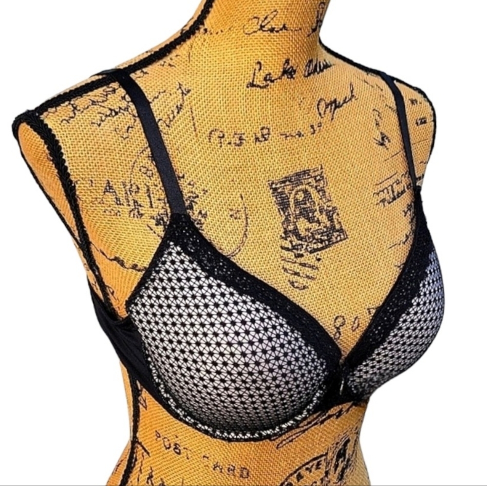 Sexy Lace Underwire Bra with Goldtone Charm